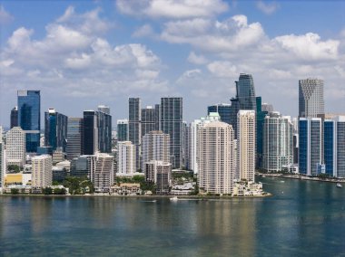 Brickell gökdelenlerinin hava görüntüsü. Miami şehir merkezinin modern manzarası. Kıyı şeridinin üstündeki Panoramik Miamis silueti. Miami 'deki Brickell Key hava görüntüsü. Miami 'nin manzarası. Miami Plajı ve Brickell