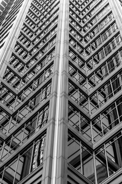 Detaylı mimari geçmişi. Modern iş bürosu. İş binası. Ön cephe mimarisi. Mimarlık geçmişi. Cam bina penceresi. Mimari detay. Perspektif görünümü.