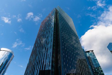 Minimalist cam mimarisi. İş gökdeleni binası. Mimari inşaat sektörü bölgesi. Cam gökdelen. Şehir mimarisi. Ofis binasının mimarisi. Perspektif gökdelen.