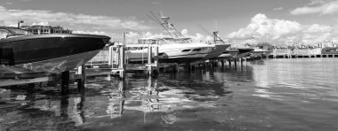 Marina panoramik Miami Beach, Florida 'da. Lüks Güney Sahili marinası. Miami şehir marinası etkileyici bir yat ve teknesi var. Lauderdale Kanalı 'na demirlemiş lüks bir yat. Miami sahilinde lüks bir yat..