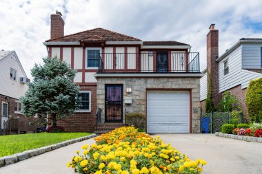 Banliyö mahallesi. Banliyö ev mimarisi. Özel ev. Mahalle mimarisi. Mahallede mülk. Konut mülk evi. Konut mimarisi. Özel konut.