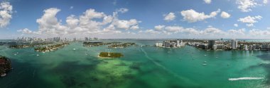 Miami ufuk çizgisinin panoramik görüntüsü. Miami 'nin panoramik şehir manzarası ve kıyı gökdelenleri. Yukarıdan Miami Sahili 'nin panoramik manzarası. Miami ufuk çizgisinin ikonik simgeleri