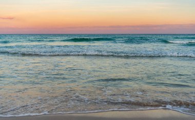 Yaz tatilinde bulutlu gökyüzü ve deniz manzarası. Deniz ufkuyla gökyüzü. Deniz doğası ile sakin bir ufuk. Deniz manzarasında romantik bir yaz tatili. Günbatımı denizi ve deniz manzarası. Deniz ufku manzarası. Yeni ufuk.