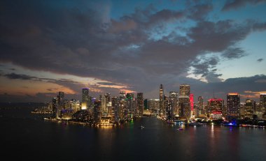 Miami şehir merkezindeki Brickell siluetinin hava gece görüntüsü. Miami 'deki gökdelenler. Brickell finans bölgesinin manzarası. Brickell, Miami 'de. Brickell Şehir Manzarası