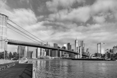 Brooklyn 'deki tarihi köprünün mimarisi. Manhattan 'a kadar. New York 'taki Brooklyn Köprüsü. Manhattan şehir manzarası. Brooklyn Köprüsü 'nün New York' taki gökdelenin üzerindeki manzarası inanılmaz. New York Şehri.