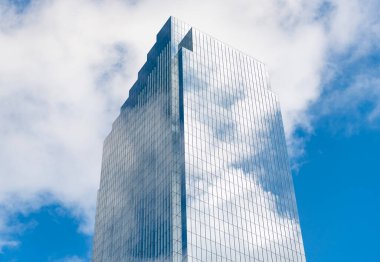 Şehir mimarisi. Modern cam bina. Yansıtıcı cam mimarisi. İşletme bölgesinde mimarlık. Mimarlık. İş binası. Cam bina. İş şehri.