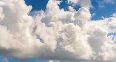 Bulutlu gökyüzü manzarası. Bulut sürükleniyor. Bulutlu atmosferik arka plan. Bulutlu sabah gökyüzü. Gökyüzü ve bulut düzeni. Hava bulutlu. Gökyüzü bulutla dolu. Bulutlu sahne. Sabah manzarası.