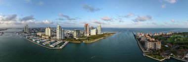 Miami Sahili silueti panoraması. Miami Sahili şehir manzarası. Gökdelenleri ve kıyı şeridi olan Miami Plajı gökdelenleri