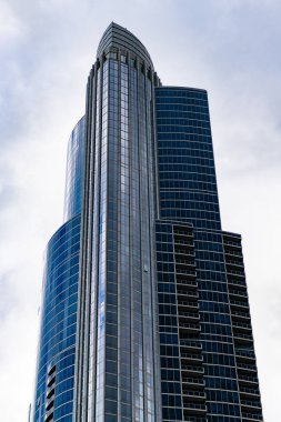 İşletme bölgesinde mimarlık. Mimarlık. İş binası. Cam bina. İş şehri. Şehir mimarisi. Modern cam bina. Yansıtıcı cam mimarisi. Şehir merkezi..