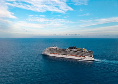 Miami, Florida, ABD - 10 Mayıs 2025: MSC World America yolcu gemisi yolculuğu. Yaz tatilinde gemi turu. MSC yolcu gemisinde. Gemi turu ve deniz seyahati. Gemi port 'tan ayrılıyor.