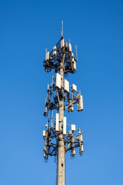 Telefon kulesi. Kablosuz iletişim. Cep telefonu servisi. Modern telekomünikasyon altyapısı. Hücresel baz istasyonunun anten teknolojisi. Baz istasyonu. Yayın kulesi istasyonu.