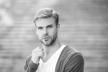 Moda görünümlü saçlı bir adam. Sıradan bir erkek portresi. Milenyum portresi. Genç milenyum adamı. Şık bir erkek portresi. Sıradan bir adam. Adamın şık saçları var. Modern erkek saç stili.