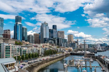 Dönme dolabı olan bir mimari bina. Park ve gökdelen şehri. Şehir mimarisi. Mimarlık binası. Şehir gökdeleninde. İş gökdeleni binası. Şehir silüeti ve marina.