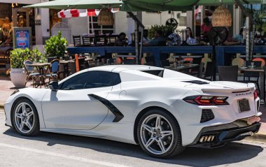 Miami, Florida, ABD - 26 Temmuz 2025: lüks spor arabası Chevrolet Corvette C8. Üç araba Chevrolet Corvette C8 gri renkli, dışarıda park edilmiş, köşe manzaralı. Chevrolet Corvette C8 spor araba.