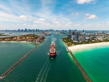 Kargo işi. Konteyner gemisi. Nakliye lojistiği. Ticari nakliye. Kargo gemisi denizde, hava manzaralı. Yük konteynırı kargo gemisine yüklendi. Konteynırlı bir hava kargo gemisi. Gemi seyrüsefer.