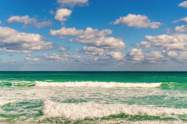 Yaz tatilinde gün batımı deniz manzarası. Deniz bulutlu gökyüzü ile ufuk çizgisi. Denizde sakin bir ufuk. Romantik yaz tatili deniz manzarası. Deniz manzarası cenneti. Okyanus sahilinde gün doğumu. Mavi deniz.