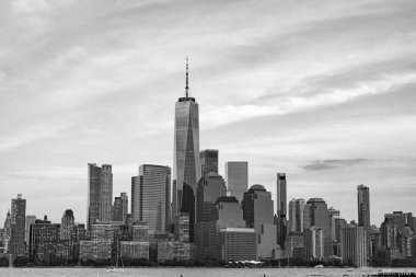 Manhattan silueti. New York şehri Amerika. New York 'un gökdelen binası. New York şehir mimarisi. Hudson Nehri 'nin ortasındaki Manhattan' da. Gün batımı şehri. Gün doğumunda şehir manzarası. New York şehir merkezi.