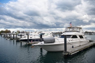 Yat kiralama. Yaz tatilinde deniz tatili. Marinada lüks tekne motorlu yatı. Marina denizine lüks bir yat yanaştı. Tekne ve yat turizmi. Lüks bir yaşam tarzı. Yaz tatili.