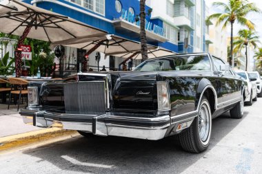Miami, Florida, ABD - 15 Temmuz 2025 Lincoln Continental Mark V lüks coupe arabası. Lüks spor araba Lincoln Continental Mark V. Lincoln Continental Mark V dışarıda park halinde. Siyah araba, köşe manzaralı..
