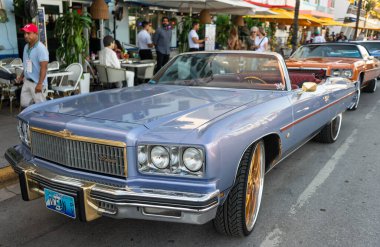 Miami, Florida, ABD - 07 Nisan 2025: Chevrolet Caprice üstü açık spor spor araba. Üstü açılabilir eski araba Chevrolet Caprice. Chevrolet Caprice dışarıda park etmiş. Mavi klasik Chevy, yan görünüm.