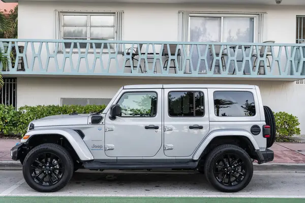 Miami, Florida, ABD - 18 Aralık 2024 Jeep Wrangler 4xe Sahara hibrit beyaz SUV araba. SUV Jeep Wrangler Sahra. Araba beyazı Jeep Wrangler Sahara açık havada. Jeep Wrangler, yan görüş..