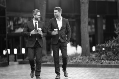 İş adamları işe gider. İş konuşuyoruz. Zarif takım elbiseli iki işadamı. Yürüyen meslektaşım. Meslektaşım ve arkadaşlarım. Dışarıda yürüyen iki başarılı iş adamı. Pankart.