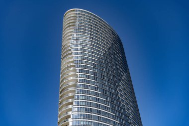 Modern ofis binasının mimarisi. Perspektif şehir gökdeleni. İş gökdeleni binası. İş alanında mimari bir bina. İkonik gökdelen. Şehir mimarisi. Ofis bloğu.