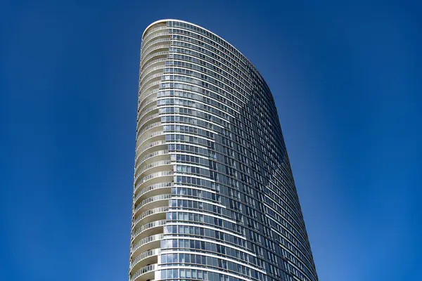 Modern ofis binasının mimarisi. Perspektif şehir gökdeleni. İş gökdeleni binası. İş alanında mimari bir bina. İkonik gökdelen. Şehir mimarisi. Ofis bloğu.