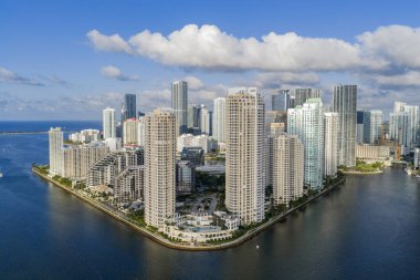 Miami şehir merkezindeki Brickell ufuk çizgisinin hava görüntüsü. Miami 'deki gökdelenler. Miamis 'in finans bölgesinin manzarası. Brickell, Miami 'de. Şehir manzaralı Miami Şehir Manzarası