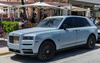 Miami, Florida, ABD - 26 Temmuz 2023 Rolls Royce Cullinan lüks SUV, pırıl pırıl pırıl pırıl sim ayarı. Lüks mavi araba Rolls Royce Cullinan. Rolls Royce 'un arabası park edilmiş, yan manzara..
