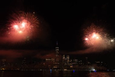 New York Manhattan havai fişekleri arifesinde. Manhattan 'da havai fişekler. New York 4 Temmuz Havai fişekleri. Flashing Fireworks ile New York City Skyline Manhattan. Bağımsızlık Günü