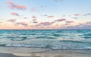 Yaz tatilinde bulutlu gökyüzü ve deniz manzarası. Deniz ufkuyla gökyüzü. Deniz doğarken sakin ufuk manzarası. Deniz manzarasında romantik yaz tatili gündoğumu. Deniz ufku manzarası. Deniz meltemi.