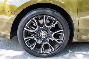 Miami, Florida, ABD - 18 Nisan 2025: Araç 2024 Rolls Royce Ghost açık havada park etti. Altın araba, köşe manzaralı. 2024 Rolls Royce Hayalet sedan arabası. Lüks sedan araba Rolls Royce Hayalet.