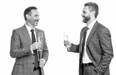 Beyazlar üzerinde izole iş adamları. İş ortaklığımızı kutlamak. İki işadamı iş anlaşmasını şampanyayla kutluyor. İş anlaşmasında başarılı bir ortaklık. Şerefe!.