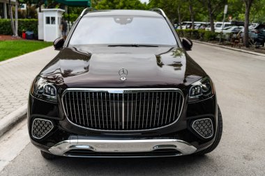 Miami, Florida, ABD - 13 Temmuz 2025 Lüks SUV Mercedes Benz Maybach GLS. Mercedes Benz Maybach GLS dışarıda park halinde. Siyah araba, ön manzara. Mercedes Benz Maybach GLS lüks SUV araba.
