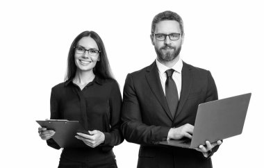 Beyazlar üzerinde izole iş adamları. Çevrimiçi çalışan serbest çalışan biri. Patron ve çalışanı çevrimiçi. Ofisinde dizüstü bilgisayarı olan iş adamları. Uzaktan kumandalı çalışıyor. İş başarısı. Bir takıma liderlik et..