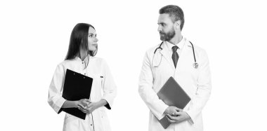 Doktor dahiliyecisi beyaz pano ile izole edilmiş. Hemşireye reçete yazan doktor. Reçeteli. İlaç ve sağlık sigortası. Hastanedeki doktor. Doktorun reçetesi var. tıbbi geçmiş.