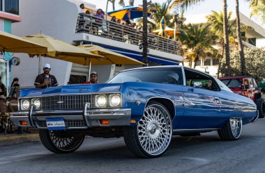 Miami, Florida, ABD - 07 Nisan 2025: Chevrolet Impala 'nın eski arabası yolda, köşe manzaralı. Chevrolet Impala 1958 model eski bir araba. Lüks Chevrolet Impala. Klasik araç.