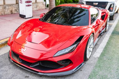 Miami, Florida, ABD - 13 Nisan 2025: Ferrari F8 Tributo spor araba coupe. Coupe spor araba Ferrari F8 Tributo. Araba Ferrari F8 haracı dışarıda park edilmiş. Kırmızı spor araba, üst manzara..