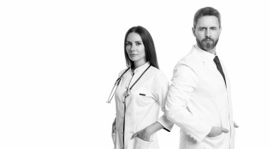 İlaç ve sağlık sigortası. Hastanedeki doktor. Tıp alanında iki doktor. Steteskobu olan doktor beyaza izole edilmiş. Beyaz önlüklü profesyonel doktor ve tıp kadını. Boşluk afişini kopyala.