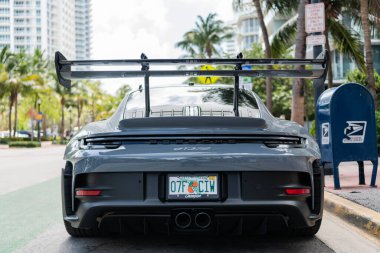 Miami, Florida, ABD - 02 Nisan 2025: ayarlı Porsche 911 arabası, nadir bir manzara. 2024 Porsche 911 GT3 RS spor araba. Lüks spor araba Porsche 911 GT3. Porsche 911 GT3 RS otomobili dışarıda park halinde..