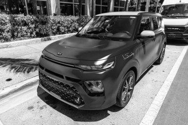 Miami Beach, Florida USA - 5 Haziran 2024 Kia soul red orange in ocean drive Miami Beach. Kia soul gt imzası özel Kore arabasıdır..