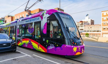 Kansas City, Missouri, ABD - 07 Ağustos 2025: Toplu taşımacılık ile Urban Caddesi. Toplu taşıma. Tramvaylı sokak. Elektrikli tramvay nakliyesi. Şehir tramvayı. Şehir caddesinde tramvay.