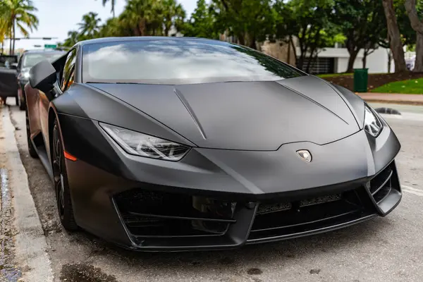 Miami, Florida, ABD - 13 Temmuz 2025: Lamborghini Huracan 'ın arabası açık havada park edildi. Lamborghini, ön manzara. Lamborghini Huracan 2019 spor araba süper arabası. Lüks siyah mat araba Lamborghini Huracan.