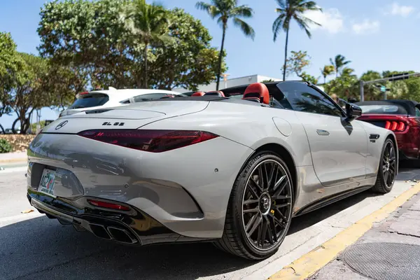 Miami, Florida, ABD - 4 Nisan 2025 üstü açık Mercedes Benz AMG. Mercedes Benz AMG dışarıda park halinde. Beyaz araba, köşe manzaralı. 2022 Mercedes Benz AMG 63 üstü açık spor araba.