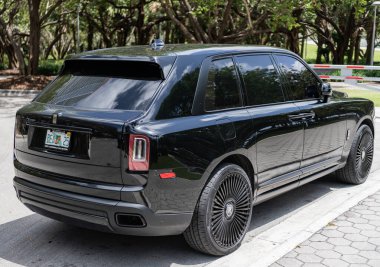 Miami, Florida, ABD - 08 Nisan 2025: Car Rolls-Royce Cullinan Black Rozeti dışarıda park halinde. Siyah araba, yan köşe manzaralı. 2023 Rolls Royce Cullinan lüks SUV arabası. Lüks SUV arabası Rolls Royce Cullinan.