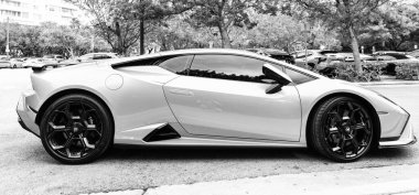 Miami Beach, Florida USA - 9 Haziran 2024 Lamborghini Huracan Tecnica Green Miami plajında. Lamborghini lüks bir İtalyan otomobil üreticisi.