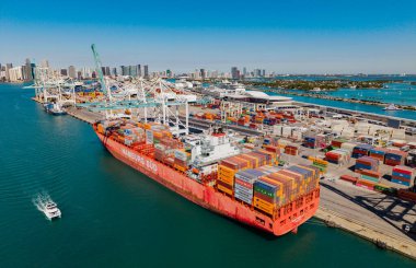 Miami, Florida, ABD - 20 Mart 2025: kargo gemisinde nakliye konteynırı. Kargo gemisi. Miami limanı. Konteyner gemisi. Kargo Hamburg Sud konteynır hizmetleri Miami 'de, insansız hava aracı manzaralı.