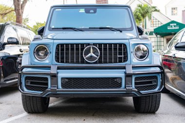 Miami, Florida, ABD - 16 Şubat 2025: Lüks elektrikli ve motorlu Mercedes Benz G sınıfı. Mercedes Mercedes Benz hibrit araba dışarıda park halinde. Mavi araba, ön manzara. 2024 Mercedes Benz G sınıfı hibrit araba.