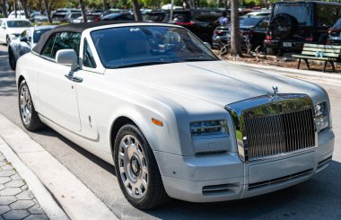 Miami, Florida, ABD - 13 Nisan 2016 Rolls Royce Phantom Drophead Coupe üstü açık arabası. Üstü açık lüks araba Rolls Royce Phantom. Araba Rolls Royce Fantom park etmiş. Beyaz araba, köşe manzaralı.